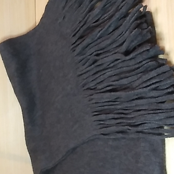 Lucky Brand Dark Gray Scarf 18 x 90 inches including the fringe. NWT - Picture 6 of 7
